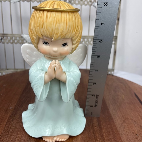 Hallmark porcelain Angel Figurine. - Picture 9 of 11